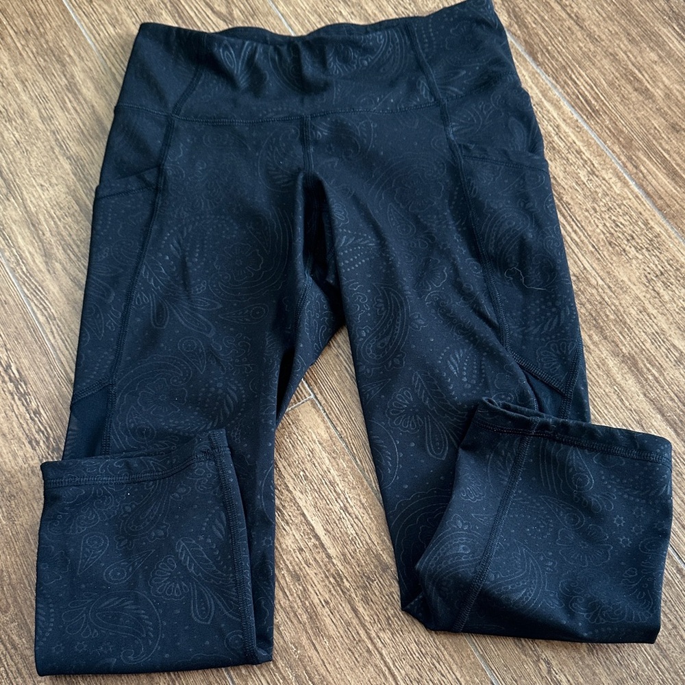 Old Navy active paisley Capri leggings with side pockets - Picture 2 of 5
